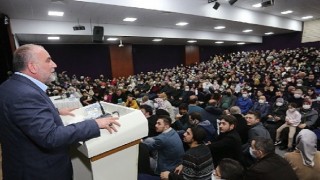 Canik Belediyesi, yazar ve şair Prof. Dr. Nurullah Genç &apos;i vatandaşlarla buluşturuyor.