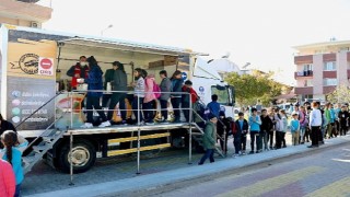 Didim Belediyesi ilçede eğitim gören öğrencilere çorba ikramında bulunarak yüzleri güldürmeye devam ediyor